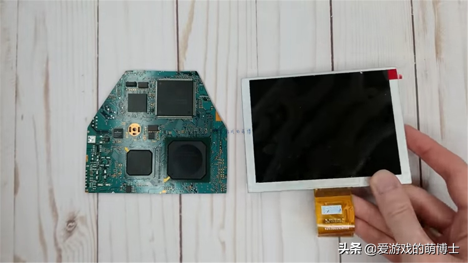 隨時隨地玩經(jīng)典主機游戲，玩家將索尼PS2改造成了一臺掌機