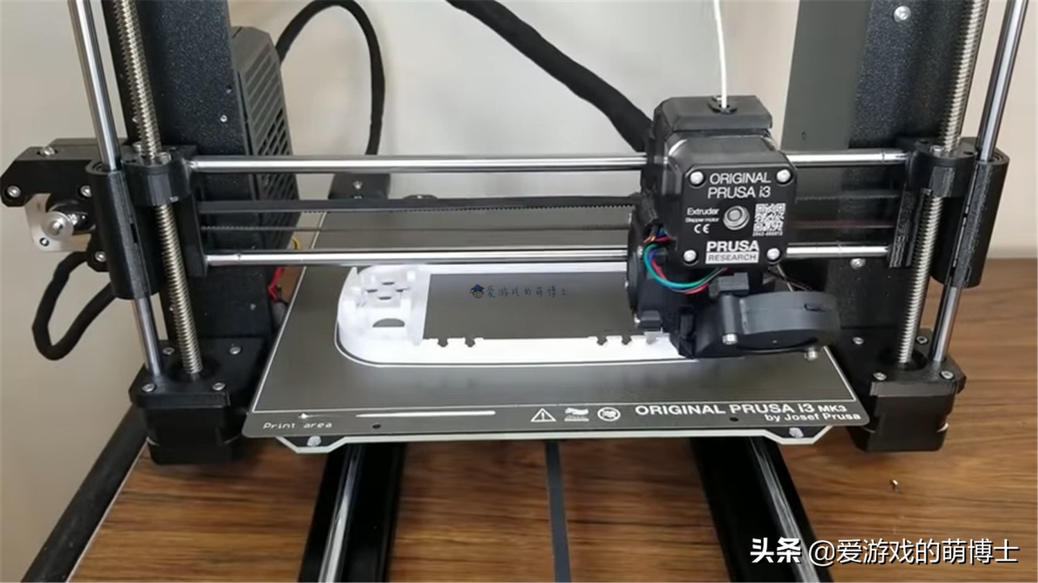 隨時隨地玩經(jīng)典主機游戲，玩家將索尼PS2改造成了一臺掌機