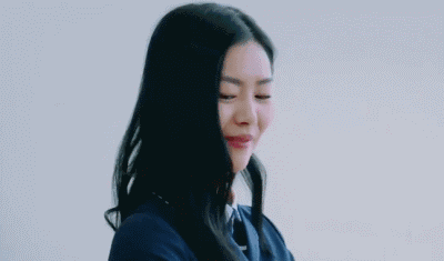 腰包只系在腰間太單調(diào)，不如換種時(shí)髦的背法