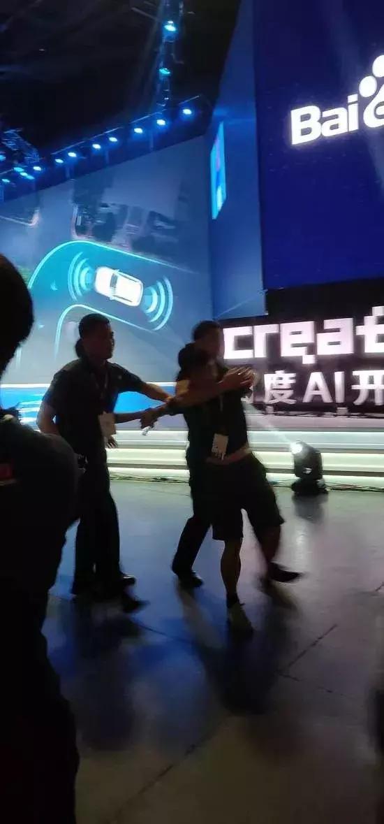 不是演戲！百度CEO李彥宏演講被人當(dāng)頭澆了一瓶水！網(wǎng)友扒出始作俑者