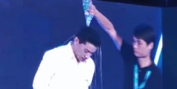 不是演戲！百度CEO李彥宏演講被人當(dāng)頭澆了一瓶水！網(wǎng)友扒出始作俑者