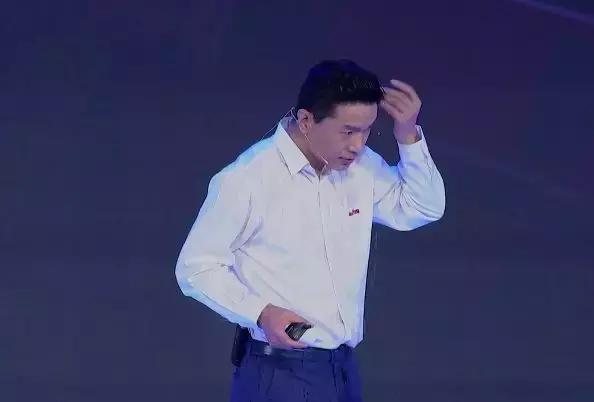 不是演戲！百度CEO李彥宏演講被人當(dāng)頭澆了一瓶水！網(wǎng)友扒出始作俑者
