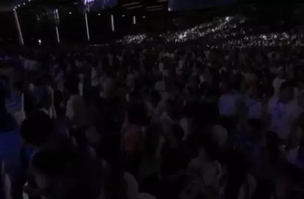 不是演戲！百度CEO李彥宏演講被人當(dāng)頭澆了一瓶水！網(wǎng)友扒出始作俑者