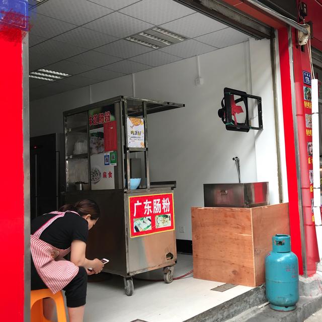 現(xiàn)在允許擺地攤，不會再被趕了，流動商販不用再擔心被追著滿城跑