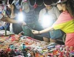 兩個(gè)女孩常動(dòng)手制作小飾品，擺地?cái)傎u首飾，月入近3萬元