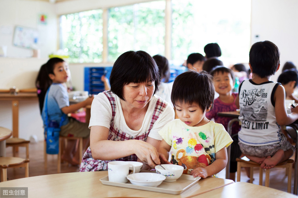 比幼師更難堅(jiān)持的工作是保育員，若不是為了自己孩子，那真愛無(wú)疑