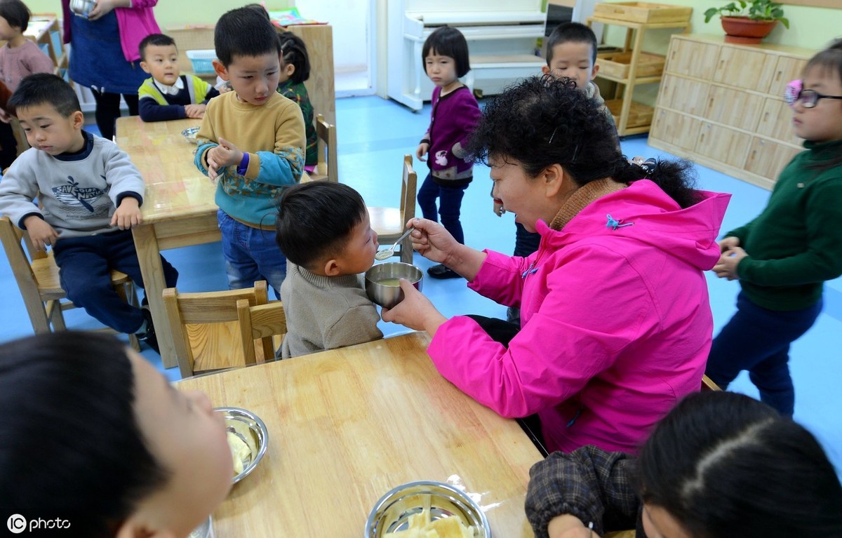 比幼師更難堅(jiān)持的工作是保育員，若不是為了自己孩子，那真愛無(wú)疑