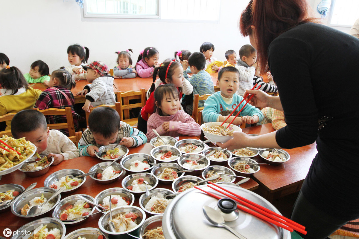 比幼師更難堅(jiān)持的工作是保育員，若不是為了自己孩子，那真愛無(wú)疑