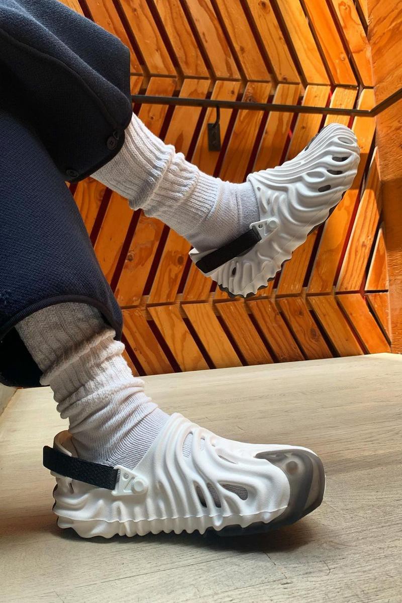 生物感滿滿的前衛(wèi)造型！Crocs 聯(lián)名鞋款實物曝光