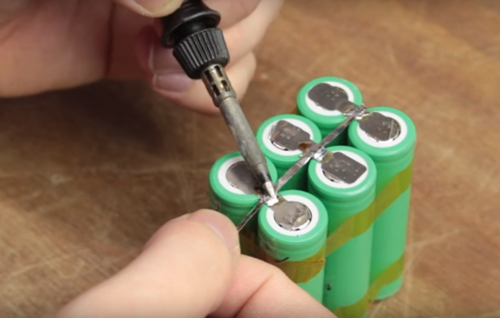 拆開筆記本上的電池，經(jīng)改造后隨時都能給手機提供電源