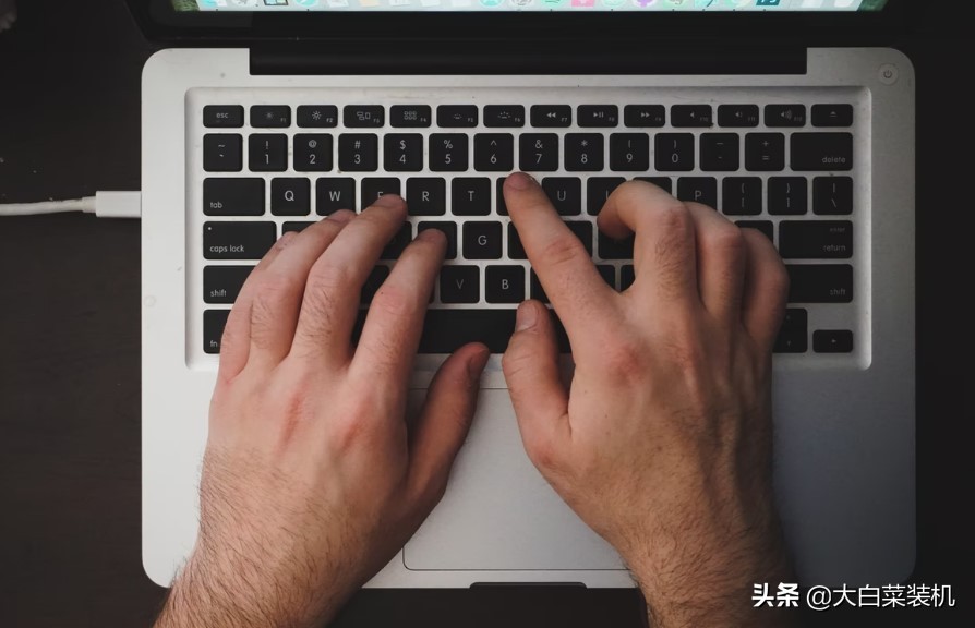 揭秘：筆記本邊充電邊用，對(duì)電池有損害？怎樣使用最好