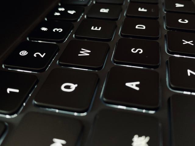 蘋果iPad新款Magic keyboard妙控鍵盤上手實測，手感很奇妙