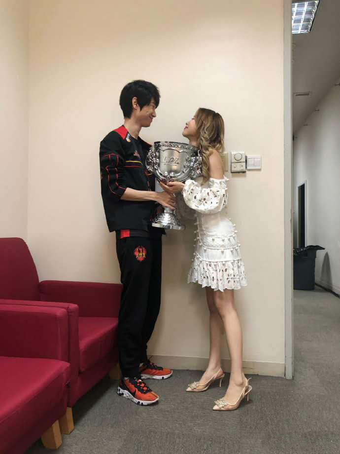 LOL國(guó)服太坑了！Doinb韓服全皮膚花了十多萬(wàn)，國(guó)服要一百多萬(wàn)