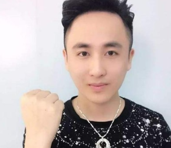 千萬(wàn)網(wǎng)紅狗老師回歸直播，二驢爆料被封原因，背后有人“遞紙條”