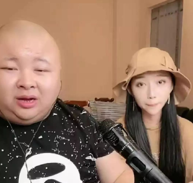 千萬(wàn)網(wǎng)紅狗老師回歸直播，二驢爆料被封原因，背后有人“遞紙條”