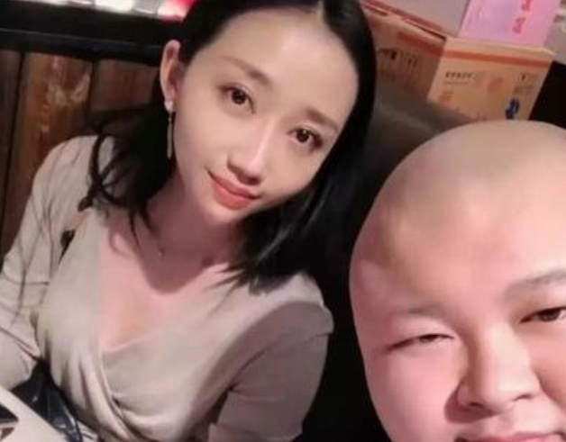 千萬(wàn)網(wǎng)紅狗老師回歸直播，二驢爆料被封原因，背后有人“遞紙條”