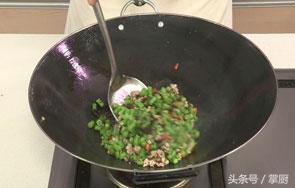 橄欖菜最好吃，最有營(yíng)養(yǎng)的做法，小時(shí)候媽媽經(jīng)常這樣做給我們吃