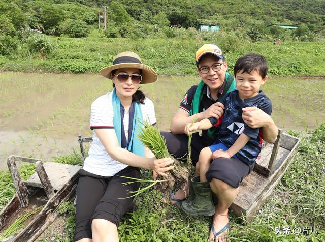 郭晶晶被曝豪門生活美滿，老公霍啟剛首曬三胎寶寶照片，畫面溫馨
