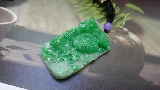 翡翠和玉的區(qū)別a貨是什么意思，翡翠結(jié)晶顆粒更大(指的是天然翡翠)
