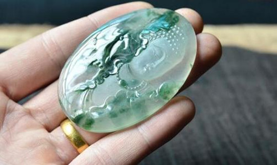 翡翠和玉的區(qū)別a貨是什么意思，翡翠結(jié)晶顆粒更大(指的是天然翡翠)